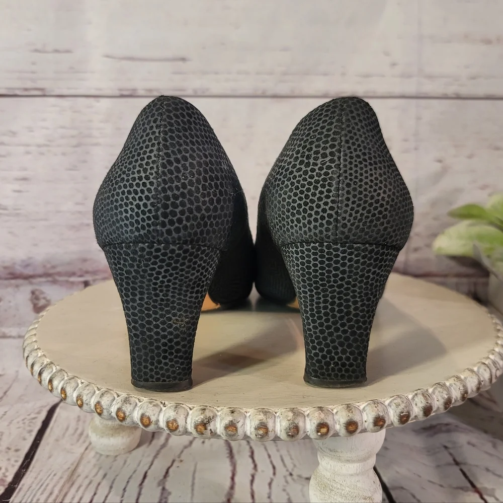 Vintage Salvatore Ferragamo Black Pebble Textured Suede Low Heel Pumps Italy 9B